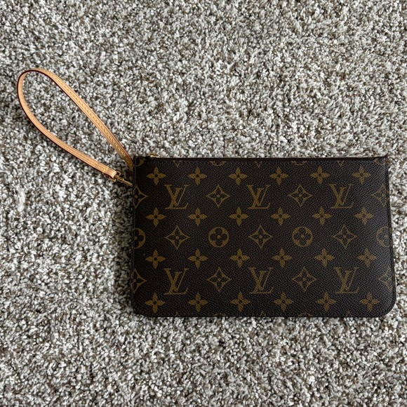 Louis Vuitton Handbags - Authentic Louis Vuitton Neverfull MM Monogram Pouch- Like New Condition!